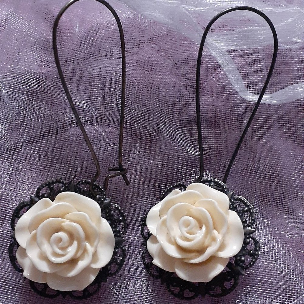 Vintage style cream flower earrings